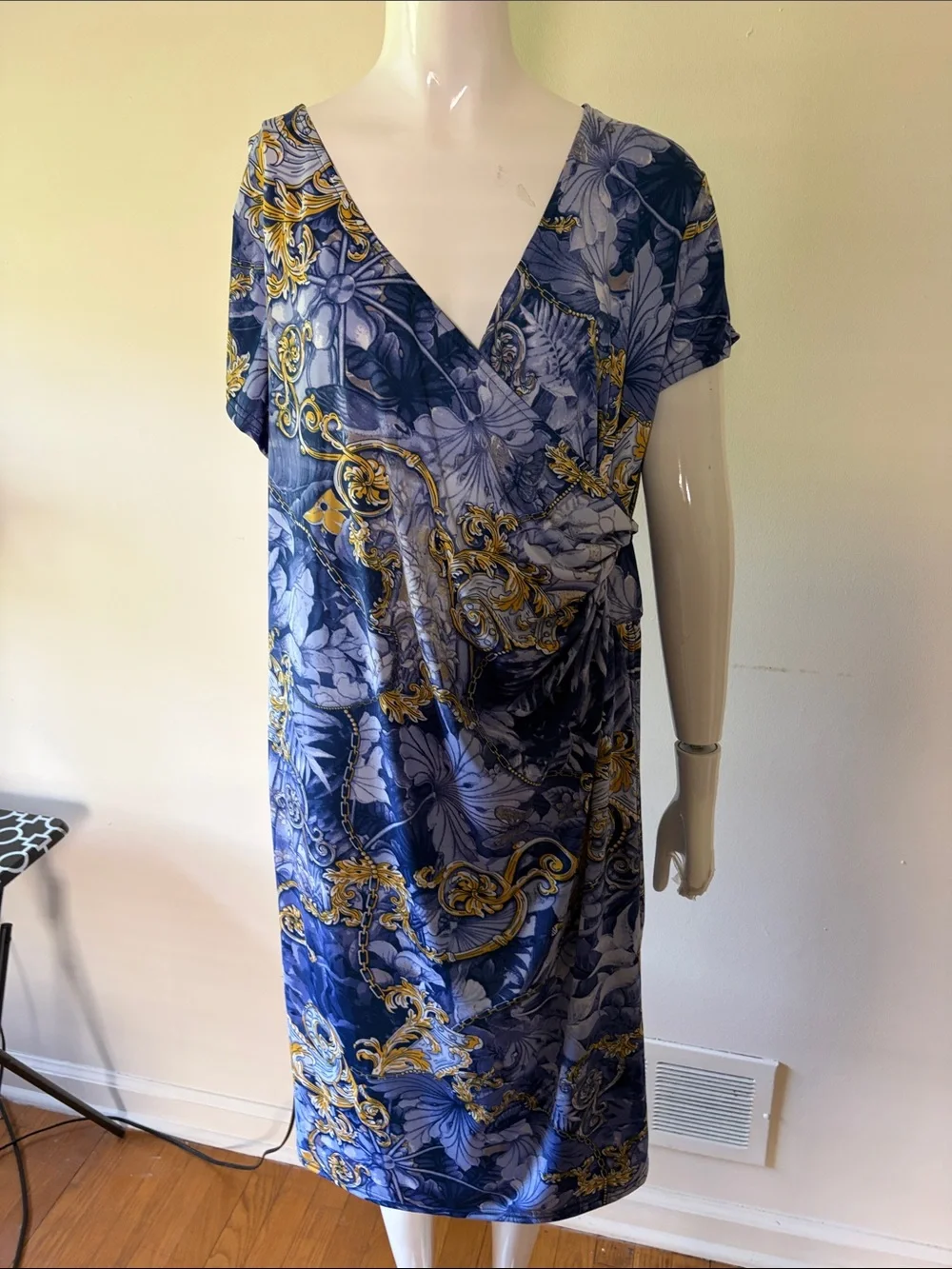Elegant Blue Floral-Scroll V-Neck Midi Dress - Picture 7 of 7